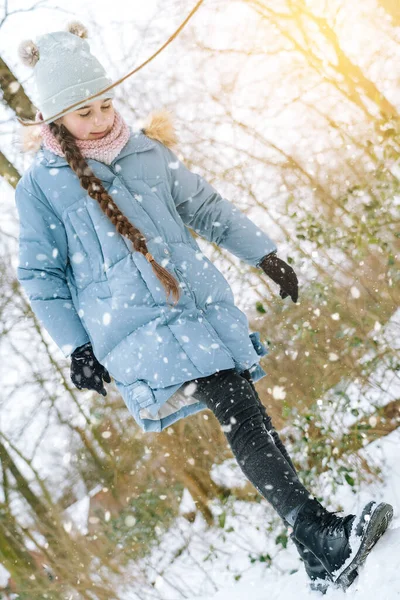 Enfants jouant sur la neige en hiver. Joyeux rire les enfants dans la belle forêt enneigée d'hiver le jour de Noël. Bonne enfance, concept actif de vacances d'hiver. — Photo