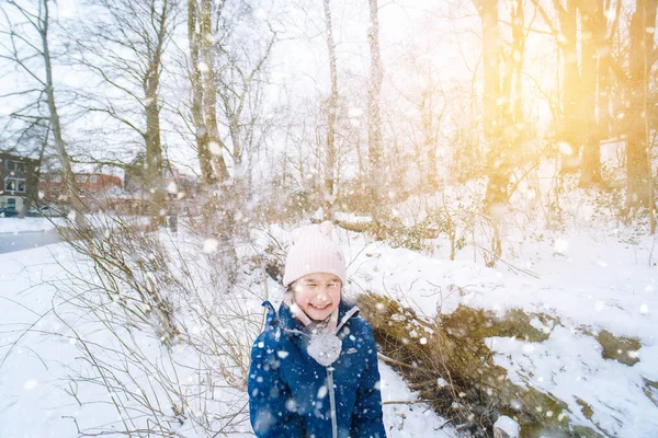 Enfants jouant sur la neige en hiver. Joyeux rire les enfants dans la belle forêt enneigée d'hiver le jour de Noël. Bonne enfance, concept actif de vacances d'hiver. — Photo