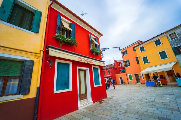 Widok ulic z kolorowymi domami w Burano wzdłuż kanału. Typowe miejsce turystyczne - wyspa Burano we włoskiej lagunie weneckiej. Piękne kanały wodne i kolorowa architektura. Burano. Włochy — Zdjęcie stockowe