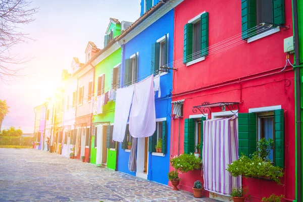 Vista das ruas com casas coloridas em Burano ao longo do canal. Local turístico típico - ilha de burano na lagoa veneziana Itália. Belos canais de água e arquitetura colorida. Burano. Itália — Fotografia de Stock