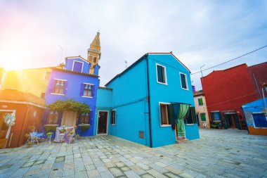 Kanal boyunca Burano 'da renkli evleri olan caddelerin manzarası. Tipik turistik bir yer. İtalya 'nın Venedik gölündeki burano adası. Güzel su kanalları ve renkli mimari. Burano. İtalya