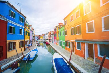 Kanal boyunca Burano 'da renkli evleri olan caddelerin manzarası. Tipik turistik bir yer. İtalya 'nın Venedik gölündeki burano adası. Güzel su kanalları ve renkli mimari. Burano. İtalya