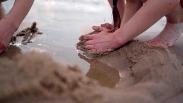 Barn Sommarsemester Gör Stranden Bygga Sandslott Tillsammans Barn Leker Med — Stockvideo