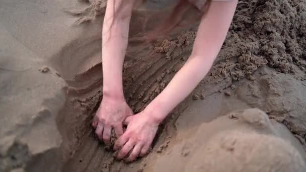 Kinderen Zomervakantie Maken Strand Bouwen Zandkasteel Samen Kinderen Spelen Met — Stockvideo