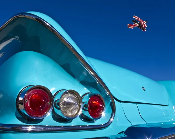 Vintage Auto meets Stunt Plane — Stock Photo, Image