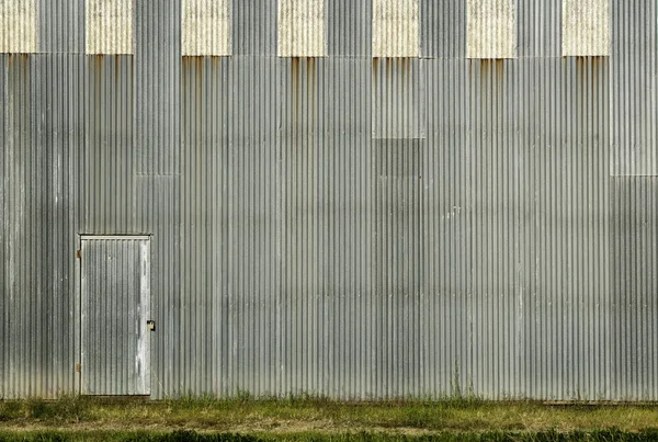ドア、段ボールの wal とウォーク pathl — ストック写真