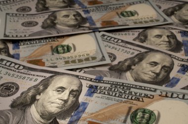 Vurgulanan benjamin franklin ile 100 dolar faturaları