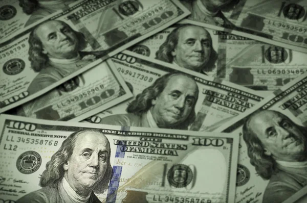 Sto dolarové bankovky, se zaměřují na Benjamina Franklina — Stock fotografie