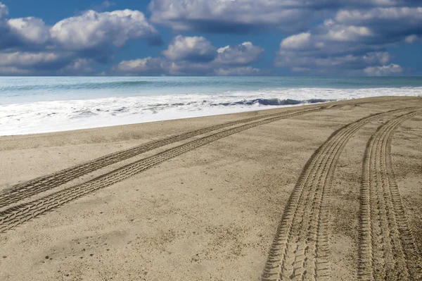 Den Strand hinunter fahren lizenzfreie Stockfotos