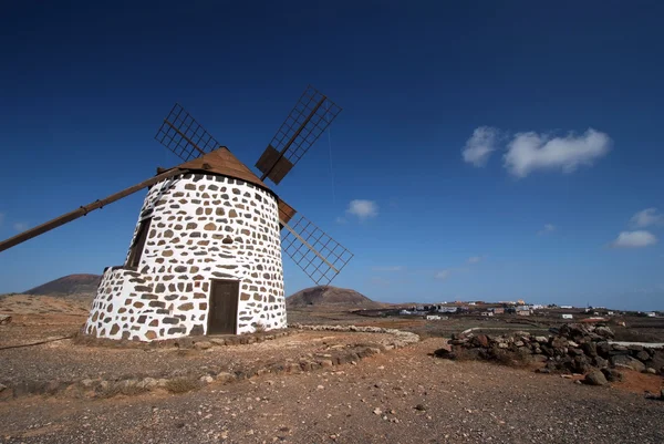 Starý větrný mlýn v villaverde, fuerteventura, Kanárské ostrovy — Stock fotografie