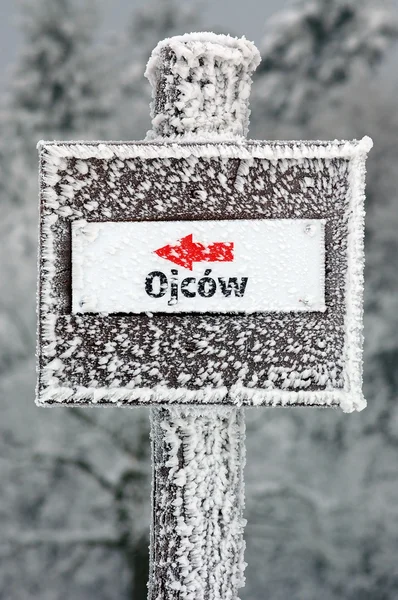 Winter sign in Ojcowski National Park directing to Ojcow village — Stock Photo, Image