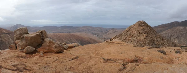 Panorama av vulkaniska kullar, fuerteventura, Kanarieöarna — Stockfoto
