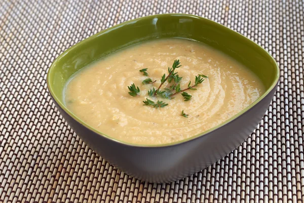 Smakelijke crème van knolselderij soep in een groene kom — Stockfoto