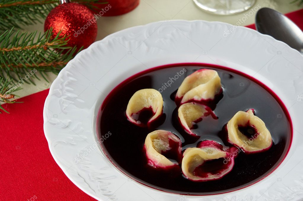 Red borscht (Czerwony barszcz) with mushroom dumplings — Stock Photo