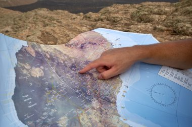 erkek backpacker turist haritası üzerinde bir yol arıyorum