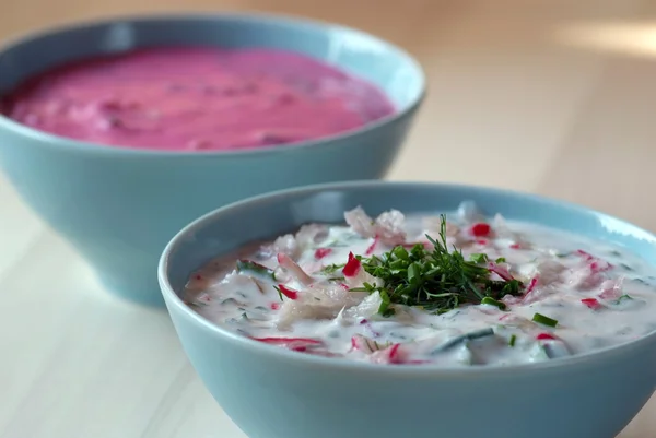 Chłodnik - cold beetroot soup in a bowl on a wooden table. — Stock Photo, Image