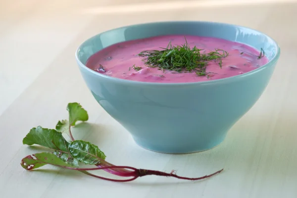 Chłodnik - cold beetroot soup in a bowl on a wooden table. — Stock Photo, Image