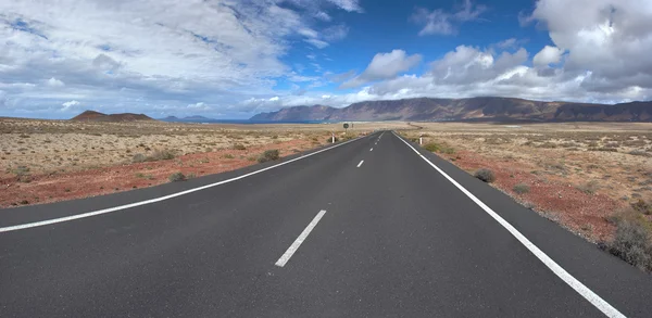 Пустая дорога через песчаную и вулканическую пустыню, Ка — стоковое фото