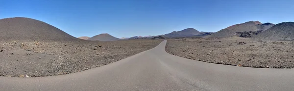 Panorama av vägen i nationalparken timanfaya — Stockfoto