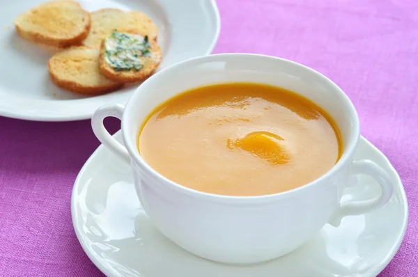 Gros plan de soupe à la citrouille rôtie dans un bol blanc . — Photo