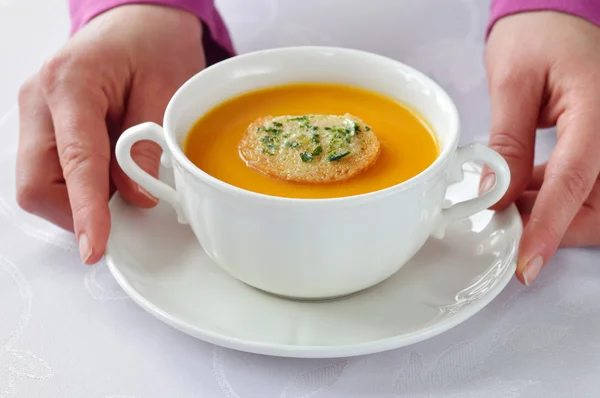 Servir de la soupe à la citrouille rôtie dans un bol blanc . — Photo