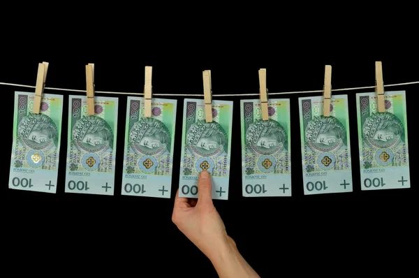 Schmutziges Geld hängt an einer Wäscheleine, isoliert auf schwarz — Stockfoto