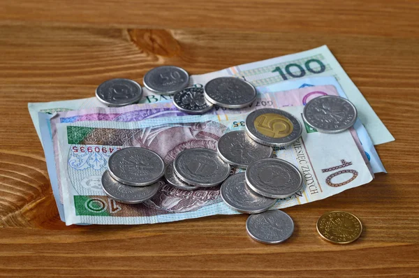 Lengyel pénz megállapításáról az asztalra. PLN-bankjegyek és -érmék. Lengyelország. — Stock Fotó
