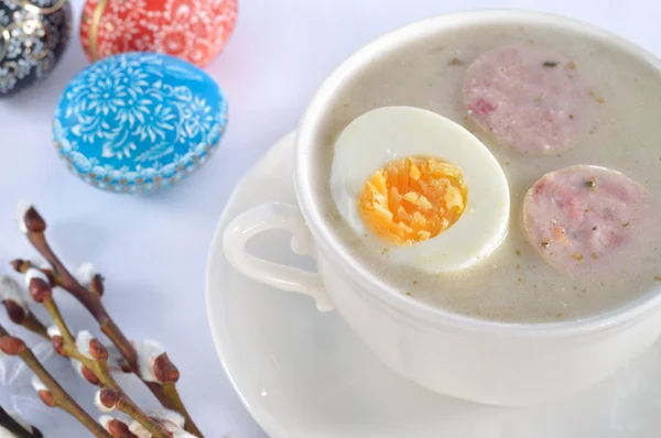 Soupe de Pâques avec oeuf et saucisse blanche — Photo