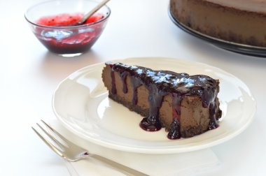 dilim beyaz tabakta çikolatalı cheesecake
