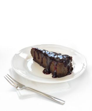 dilim beyaz tabakta çikolatalı cheesecake