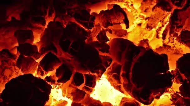 불타는 석탄. 가까이 빨간 뜨거운 석탄 난로에 빛 났습니다. 풀 hd, 1080p. — 비디오