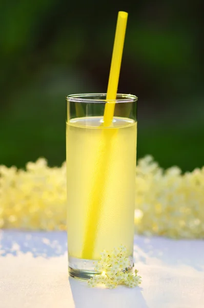 Glass of natural elderflower juice with lemon. — Stock Photo, Image