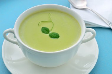 soğuk krem yeşil bezelye çorbası. yaz yemek.