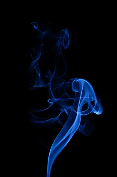Błękitne fale dymu na czarnym tle. — Stockfoto