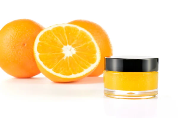 Exfoliante labial de azúcar naranja natural sobre blanco . — Foto de Stock