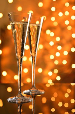 iki kadeh şampanya bokeh arka plan.