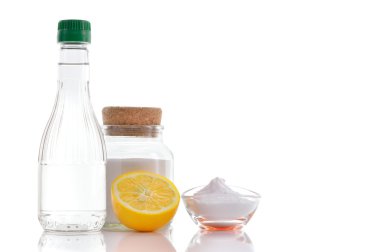 doğal temizleyiciler. sirke, kabartma tozu, tuz ve limon.
