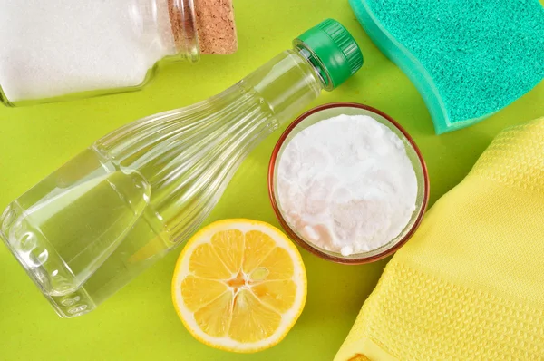 Natürliche Reinigungsmittel. Essig, Backpulver, Salz und Zitrone. — Stockfoto