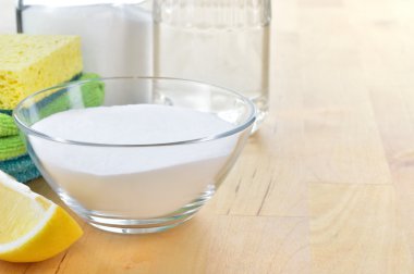 doğal temizleyiciler. sirke, kabartma tozu, tuz ve limon.