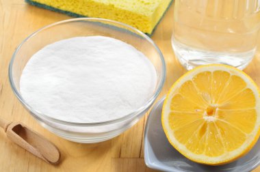 doğal temizleyiciler. sirke, kabartma tozu, tuz ve limon.