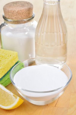 doğal temizleyiciler. sirke, kabartma tozu, tuz ve limon.