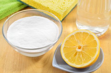 doğal temizleyiciler. sirke, kabartma tozu, tuz ve limon.