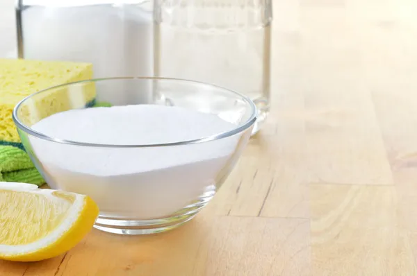 Natural cleaners. Vinegar, baking soda, salt and lemon. — Stock Photo, Image