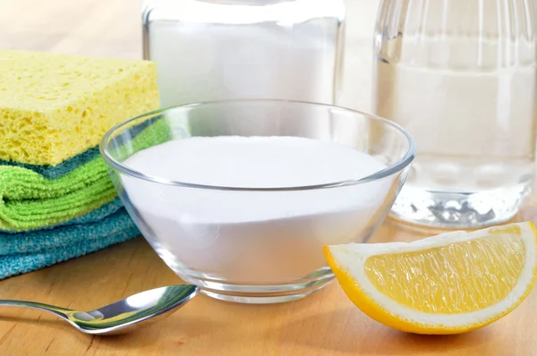 Естественные чистящие средства. Уксус, пищевая сода, соль и лимон . — стоковое фото