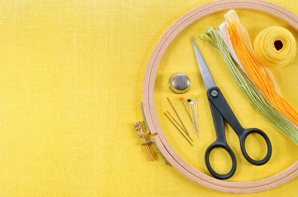 Broderi och korsstygn tillbehör. — Stockfoto