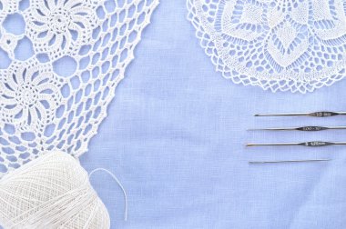 set kroşe. kroşe iplik, bardak altlığı peçete ve kancalar.