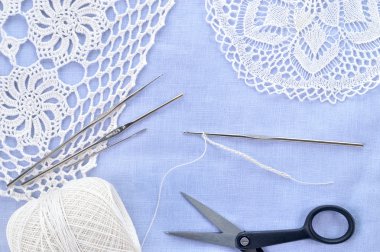 set kroşe. kroşe iplik, bardak altlığı peçete, makas ve kancalar.