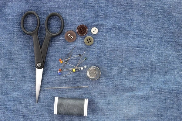 Kit de costura sobre fondo jeans, espacio para copiar . — Foto de Stock