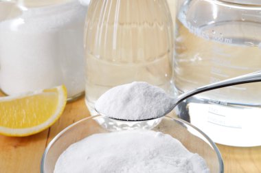 doğal temizleyiciler. sirke, kabartma tozu, tuz ve limon.