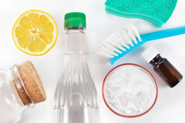 Natuurlijke reinigingsmiddel. azijn, bakken soda, zout, citroen — Stockfoto